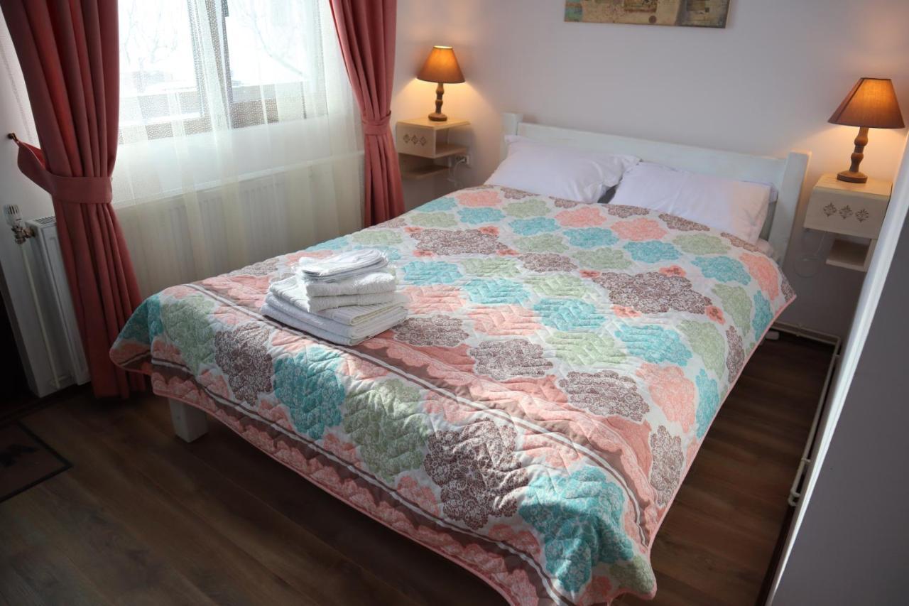 Vila Chic M Hotell Moieciu de Jos Exteriör bild